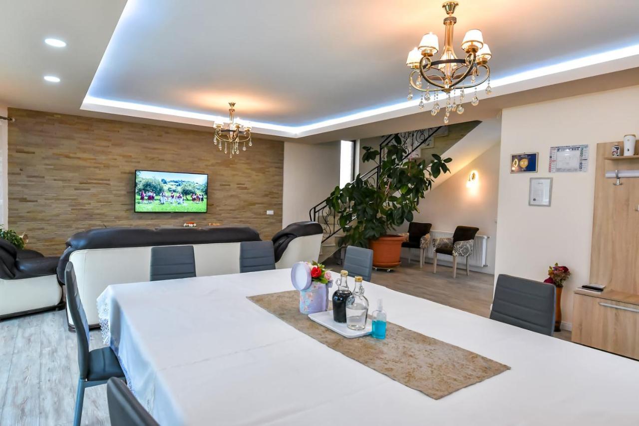 Отель Casa Nely Сигету-Мармацией Экстерьер фото